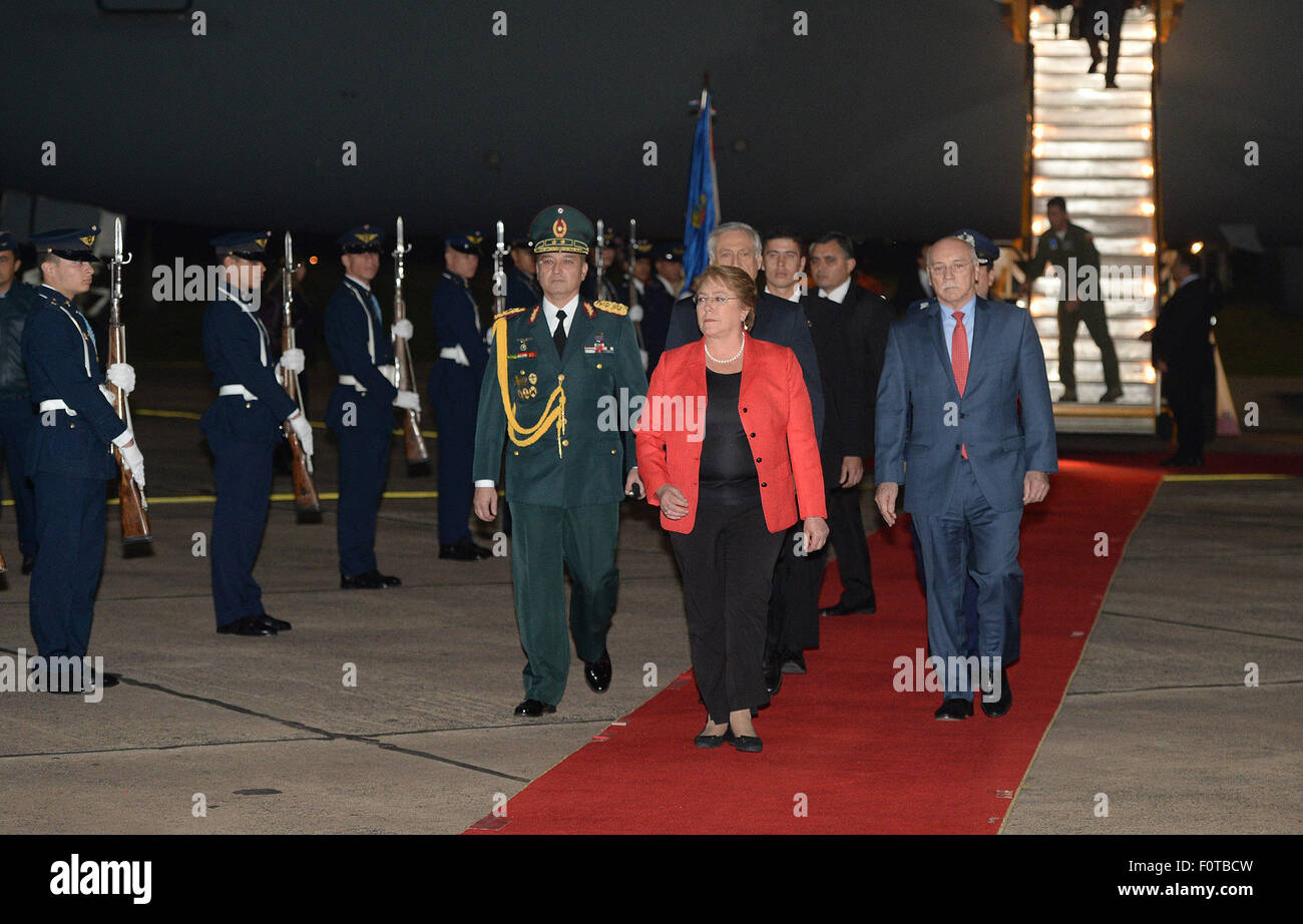 Asuncion. 20th Aug, 2015. Image provided by Chile's Presidency shows Chilean President Michelle Bachelet (2nd R) arriving at Silvio Pettirossi International Airport in Asuncion Aug. 20, 2015 for an officil visit to Paraguay. Credit:  Alez Ibanez/Chile's Presidency/Xinhua/Alamy Live News Stock Photo