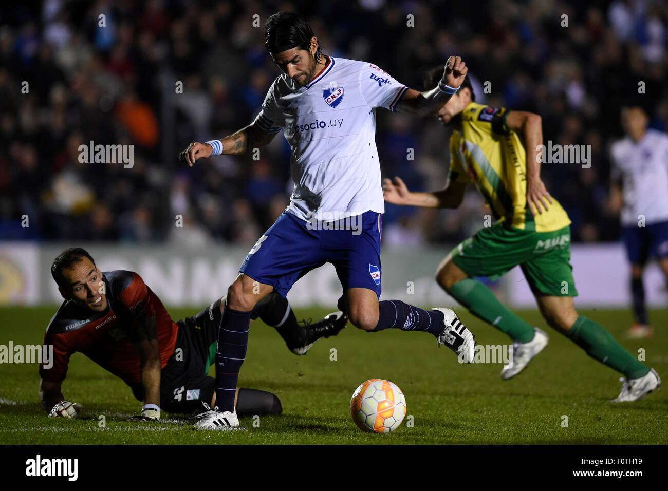 Montevideo, Uruguay. 20th Aug, 2015. Sebastian Abreu (C) of Uruguay's Nacional vies with Marcos Arguello (L) of Bolivia's Oriente Petrolero during the second-leg match of the first phase of the South American Cup, in Montevideo, capital of Uruguay, on Aug. 20, 2015. The match ended with a 0-0 draw. Credit:  Nicolas Celaya/Xinhua/Alamy Live News Stock Photo