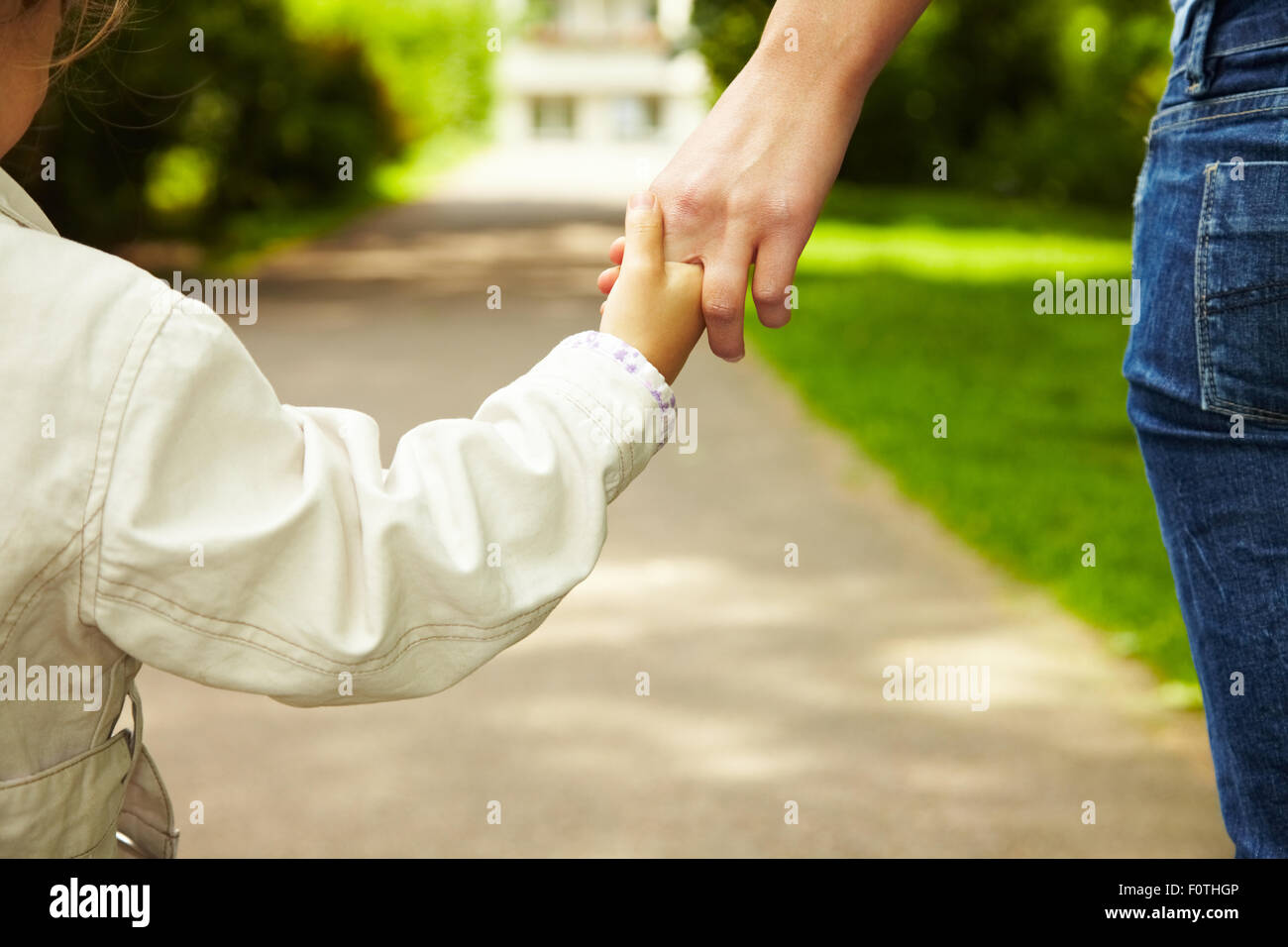 Mutter und Tochter gehen Hand in Hand spazieren Stock Photo