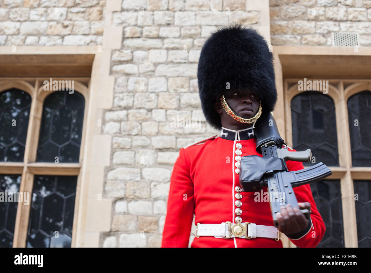 A Royal Guard soldier stands at the Tower of London with rifle and Stock Photo Alamy