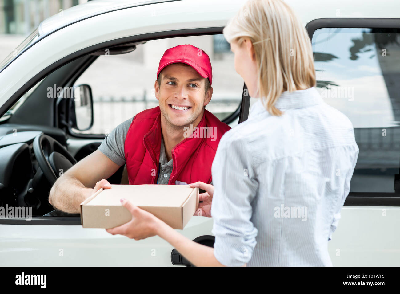 Работа курьером на своем легковом автомобиле. Курьер на легковом авто. Доставщик еды на машине. Работа курьером на своем легковом автомобиле. Машина в пакете.