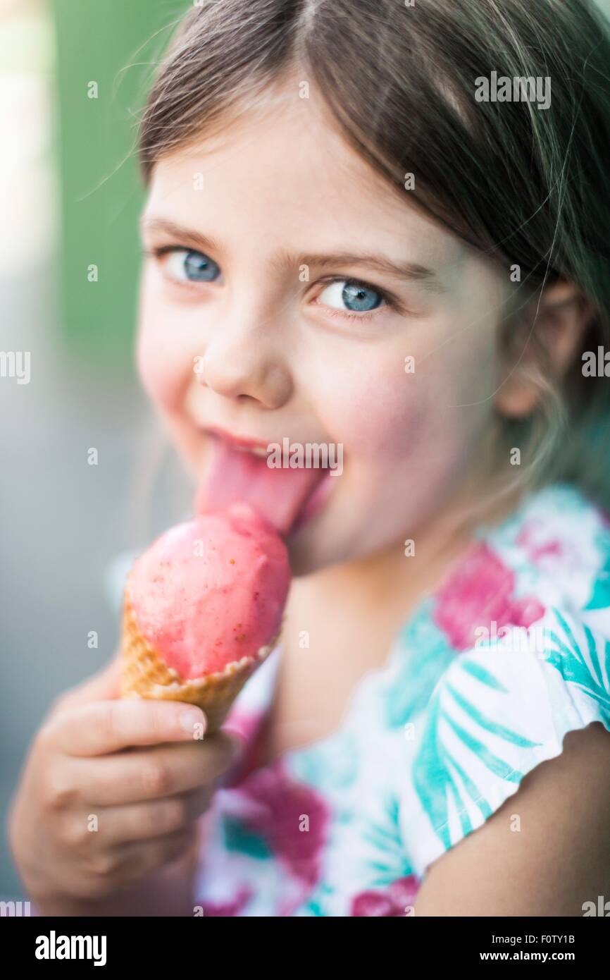 Полизать маленькой девочке. Девочка облизывает мороженое. Девочка лижет мороженое. Ребенок посасывает мороженое. Девочка облизывает.