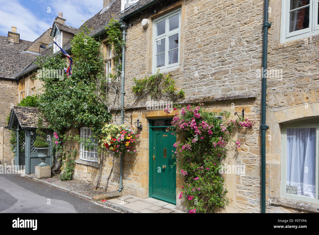 Attractive cottages in the Cotswold town of Stow on the Wold, Gloucestershire, England, UK Stock Photo