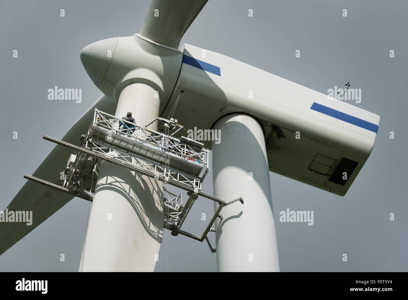 Maintenance work on the blades of a wind turbine Stock Photo Alamy
