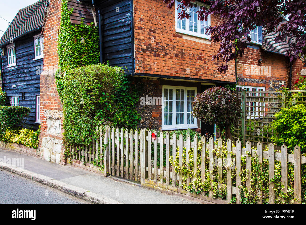 A pretty clapboard country cottage in the Kentish village of Shoreham. Stock Photo