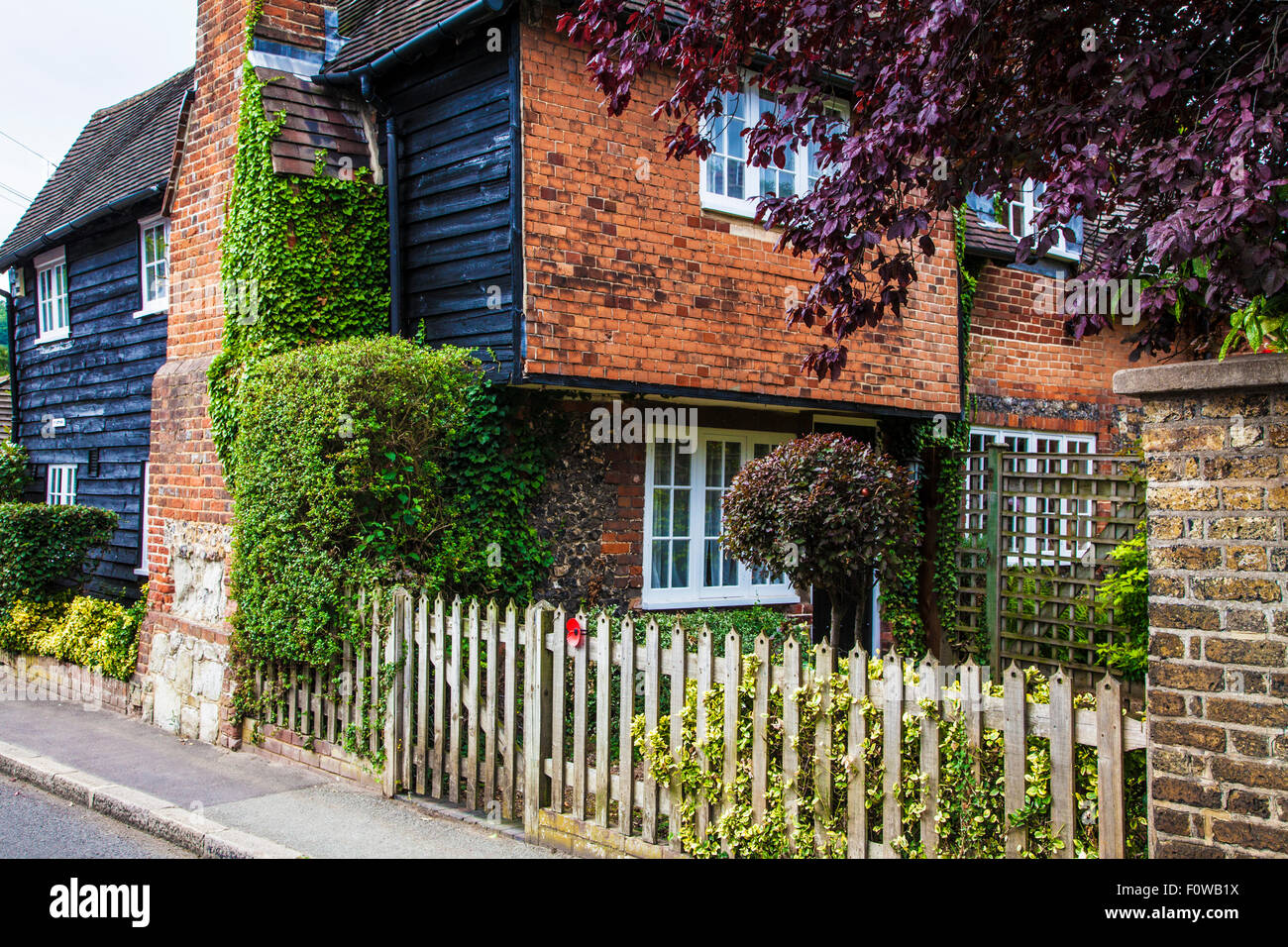 A pretty clapboard country cottage in the Kentish village of Shoreham. Stock Photo