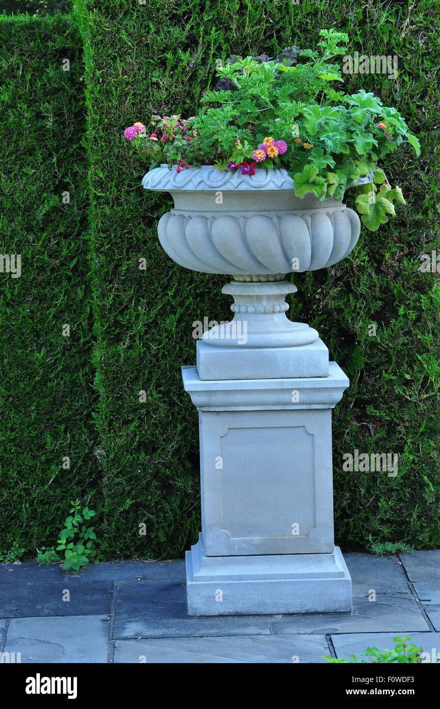 Large garden urn hires stock photography and images Alamy