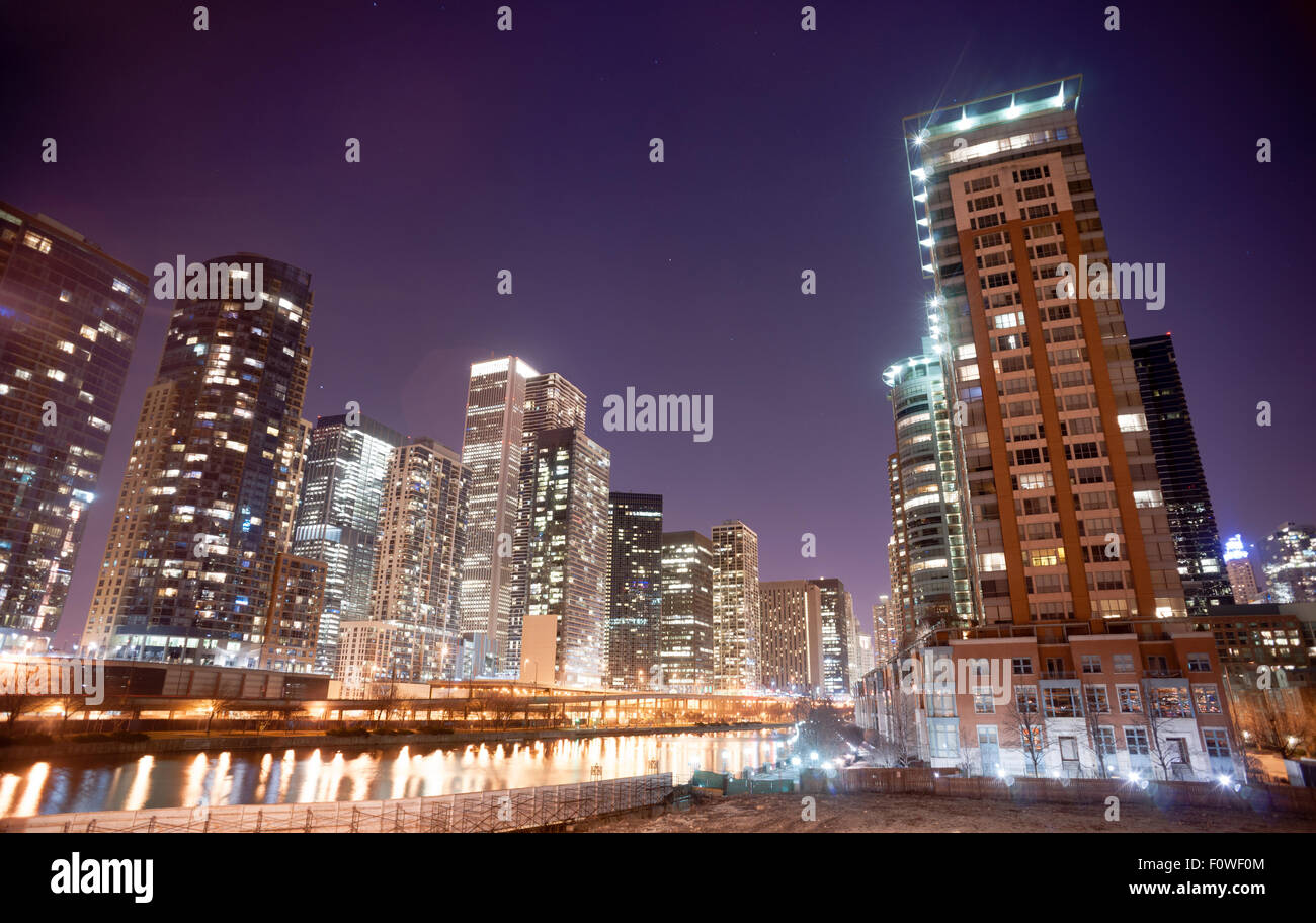 Night falls in the concrete jungle that is Chicago Stock Photo Alamy