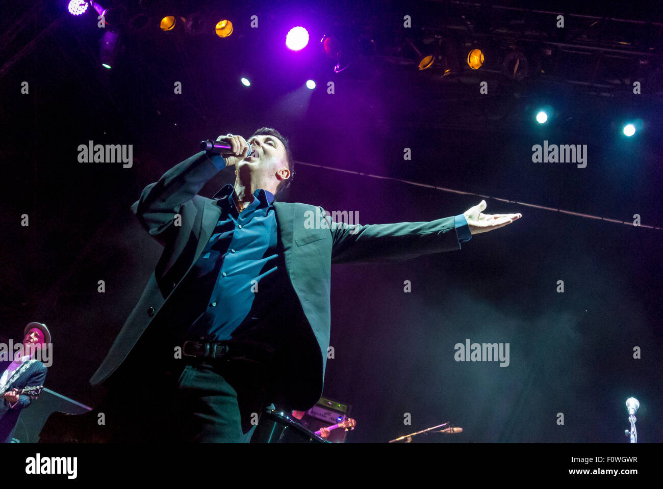 Castle Howard, Yorkshire, UK. 21st August, 2015. 21st August 2015: Jools Holland and his Rhythm and Blues Orchestra play an outdoor concert at Castle Howard by the Great Lake. Special guest Marc Almond entertains the crowd with his classic hit Tainted Love accompanied by Jools Holland. Credit:  Bailey-Cooper Photography/Alamy Live News Stock Photo