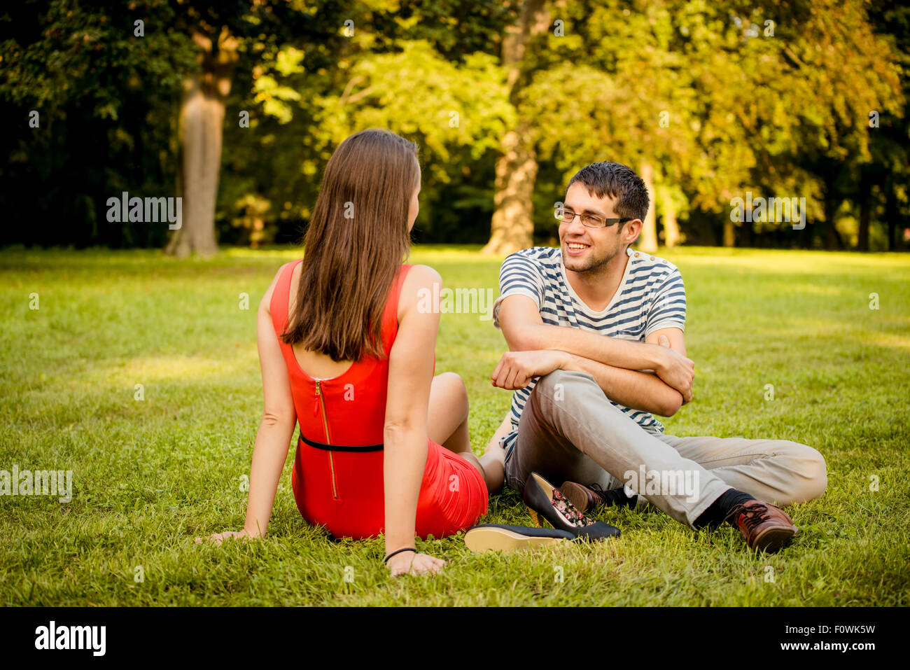 Stock date. Свидание было на ура. Stock date. Парень и девушка беседуют. Мужчина и женщина на свидании.