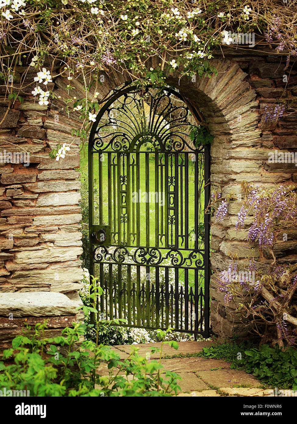 Walled garden gate hi-res stock photography and images - Alamy