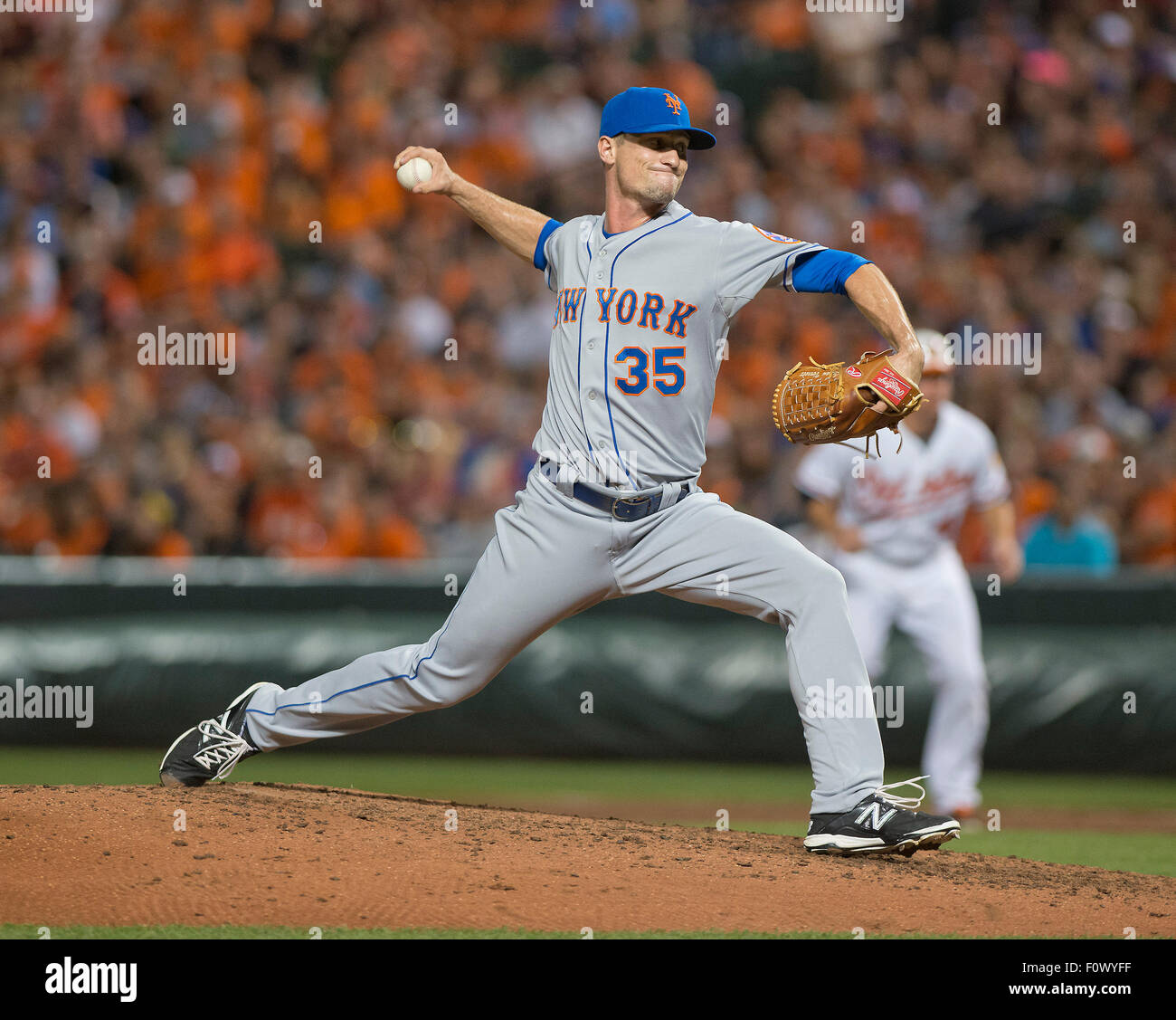 New York Mets relief pitcher Logan Verrett (35) pitches in the sixth inning against the Baltimore Orioles at Oriole Park at Camden Yards in Baltimore, Maryland on Wednesday, August 19, 2015. The Orioles won the game 5 - 4. Credit: Ron Sachs/CNP (RESTRICTION: NO New York or New Jersey Newspapers or newspapers within a 75 mile radius of New York City) - NO WIRE SERVICE - Stock Photo