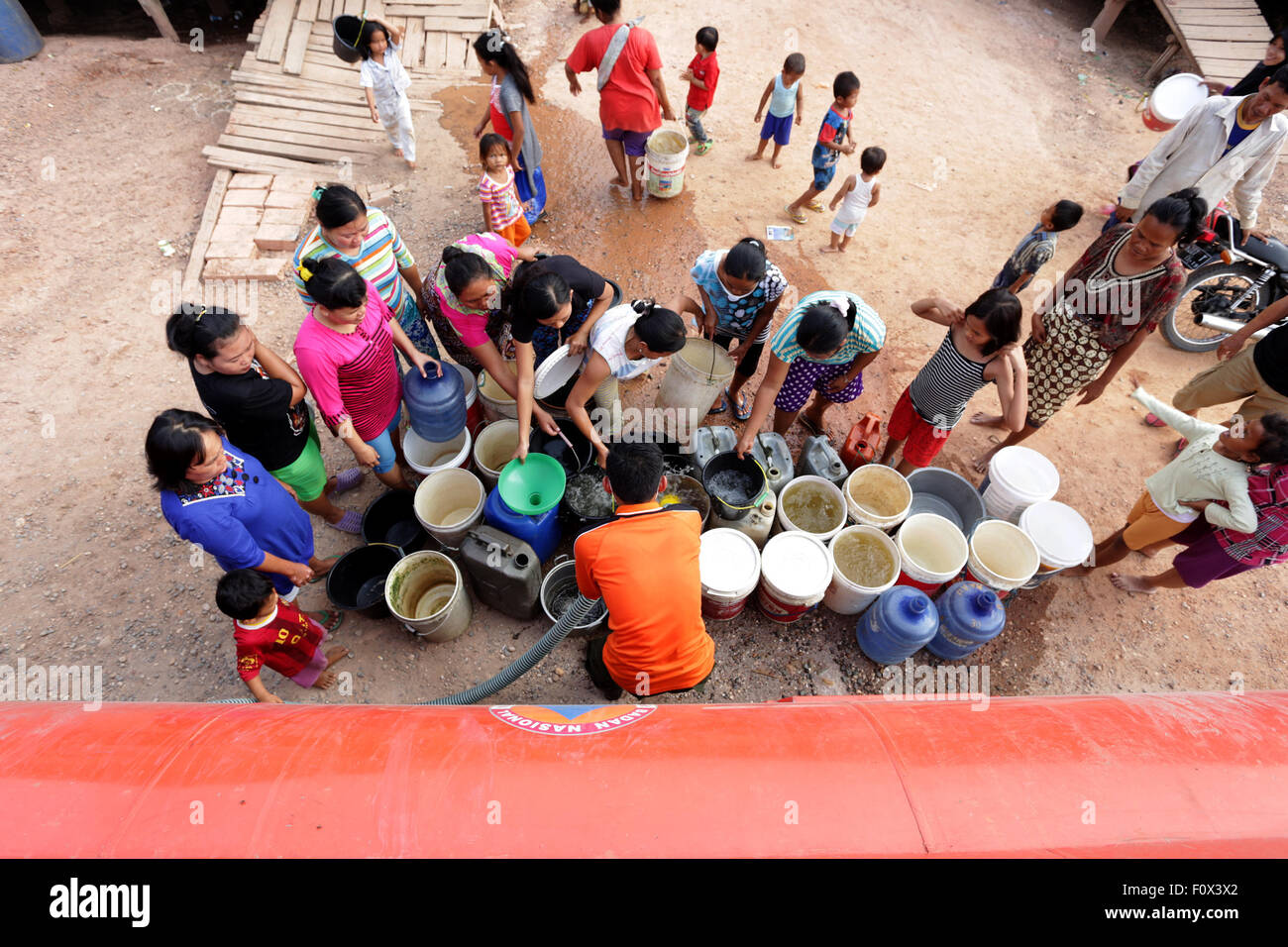 Palembang, Indonesia. 21st Aug, 2015. People queue up to get water from BPBD (Regional Disaster Management Agency), which distribute 3,000 liters to 9,000 liters one day to a number of remote villages that suffered a long drought in Ogan Ilir, South Sumatra, Indonesia, on Aug. 21, 2015. © Nova Wahyudi/Xinhua/Alamy Live News Stock Photo