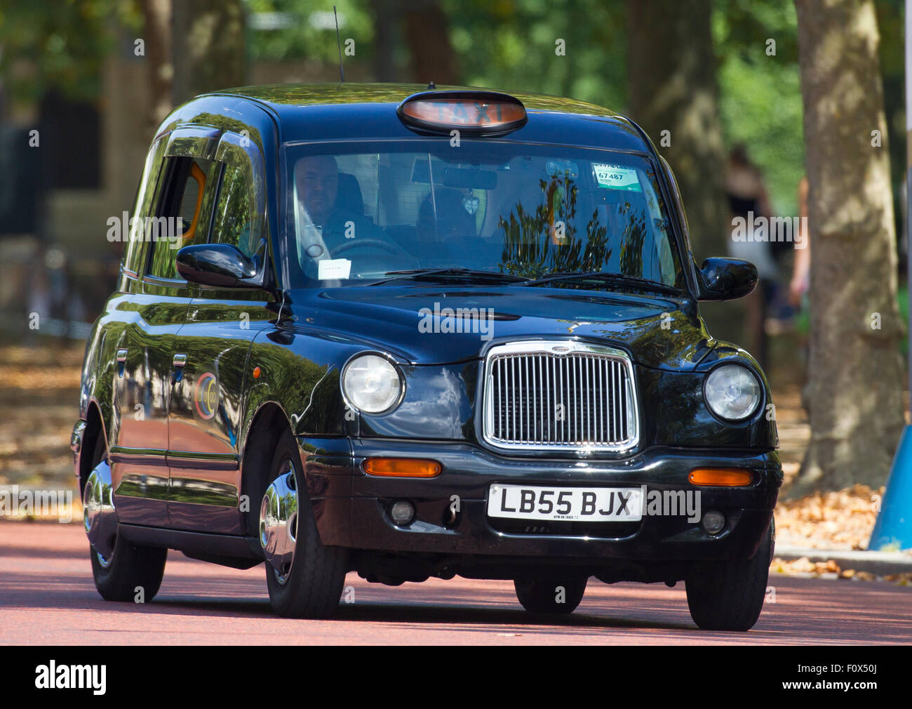 A London black taxi cab on the Mall Stock Photo