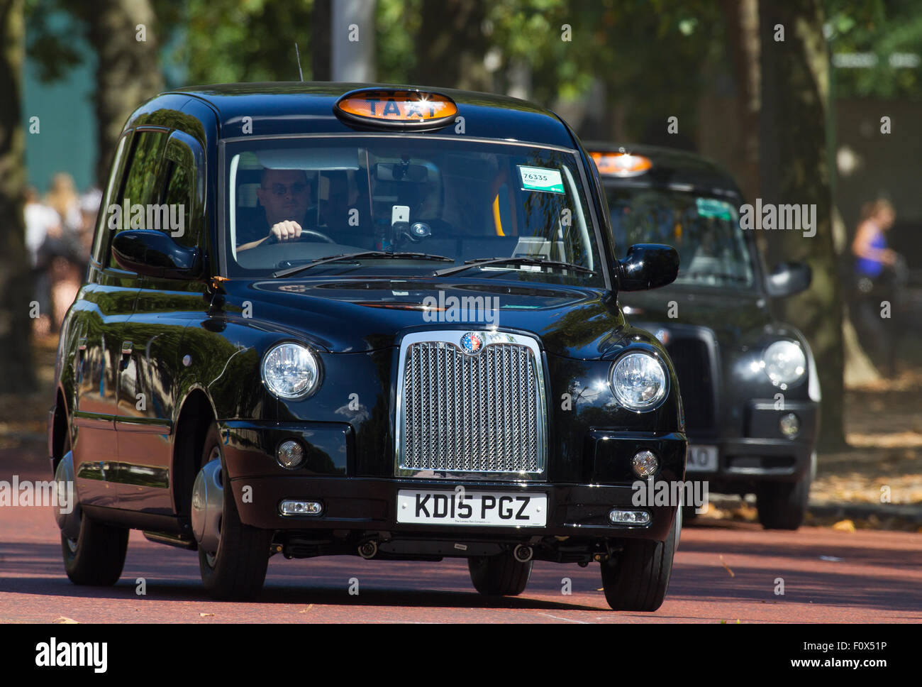 A London black taxi cab on the Mall Stock Photo