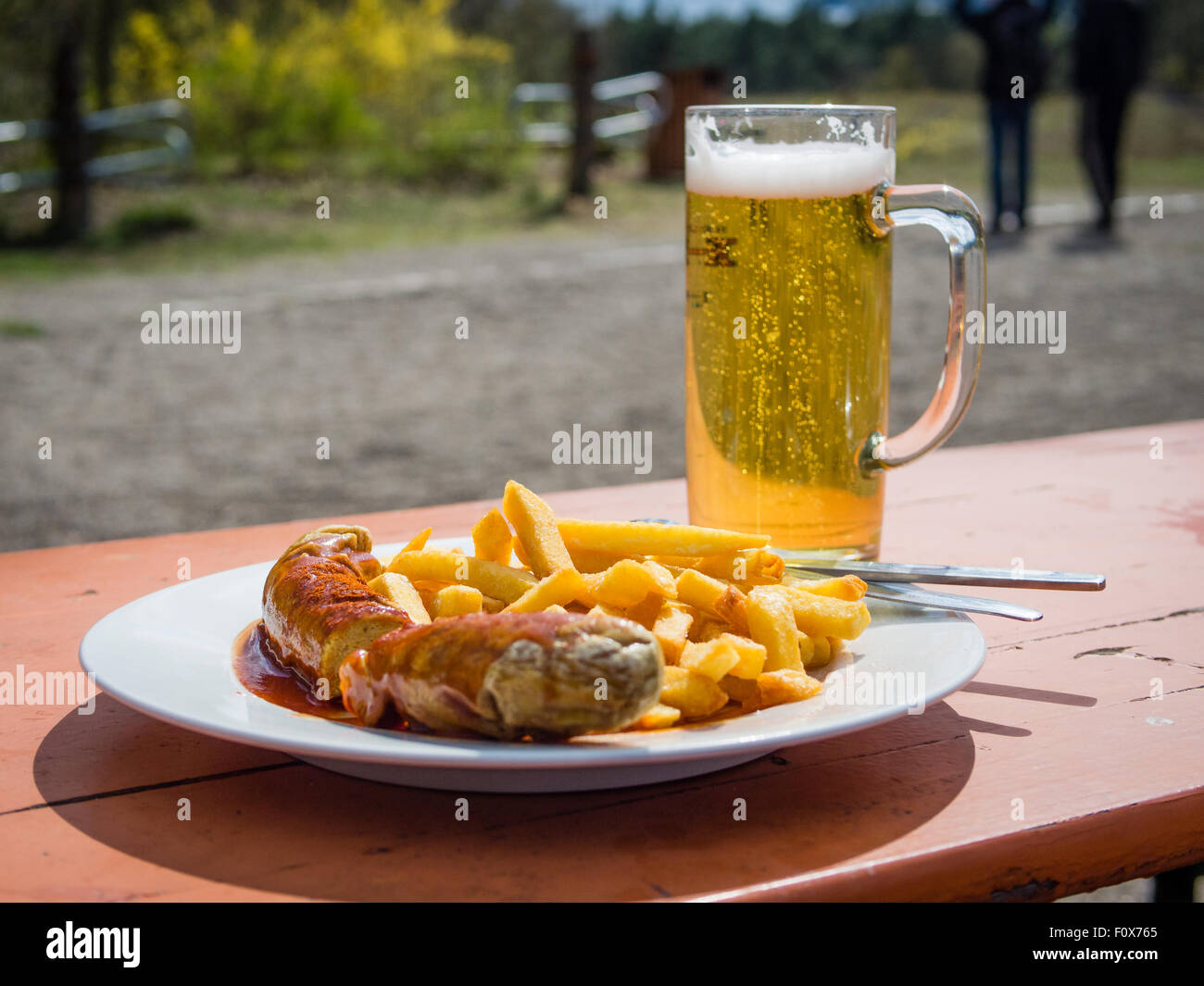 Посидеть попить пиво. Германия пиво и колбаски. Пиво и сосиски Берлин. Карривурст.