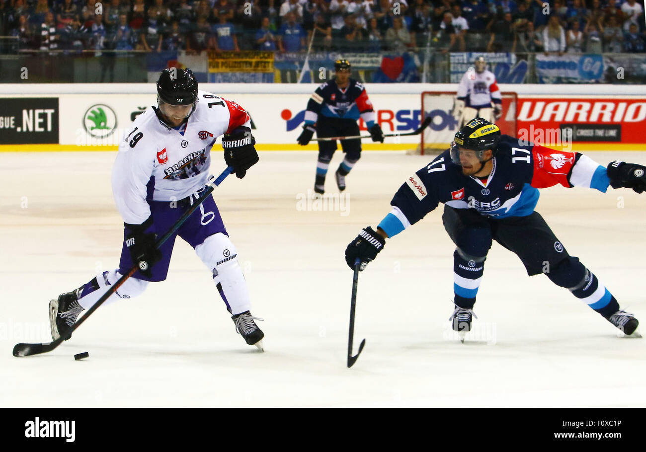 Ingolstadt, Germany. 22nd Aug, 2015. Champions Hockey League. ERC Ingolstadt versus Braehead Glasgow. Thomas NESBITT (Glasgow) and Petr TATICEK (Ingolstadt) Credit:  Action Plus Sports/Alamy Live News Stock Photo