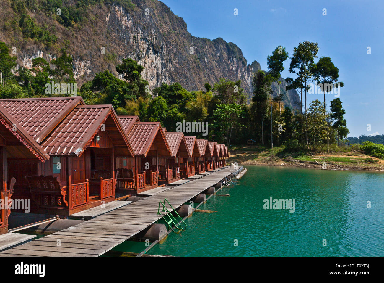 The SAICHON RAFT HOUSE provides comfortable on CHEOW EN LAKE in KHAO SOK NATIONAL