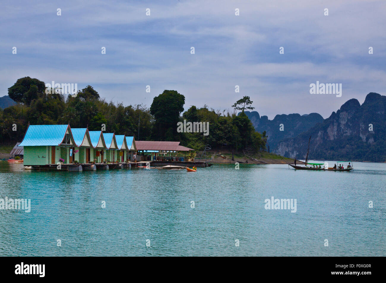 SMILEYS FLOATING BUNGALOWS provides mid-range accommodations on CHEOW EN LAKE in KHAO SOK NATIONAL PARK - THAILAND Stock Photo