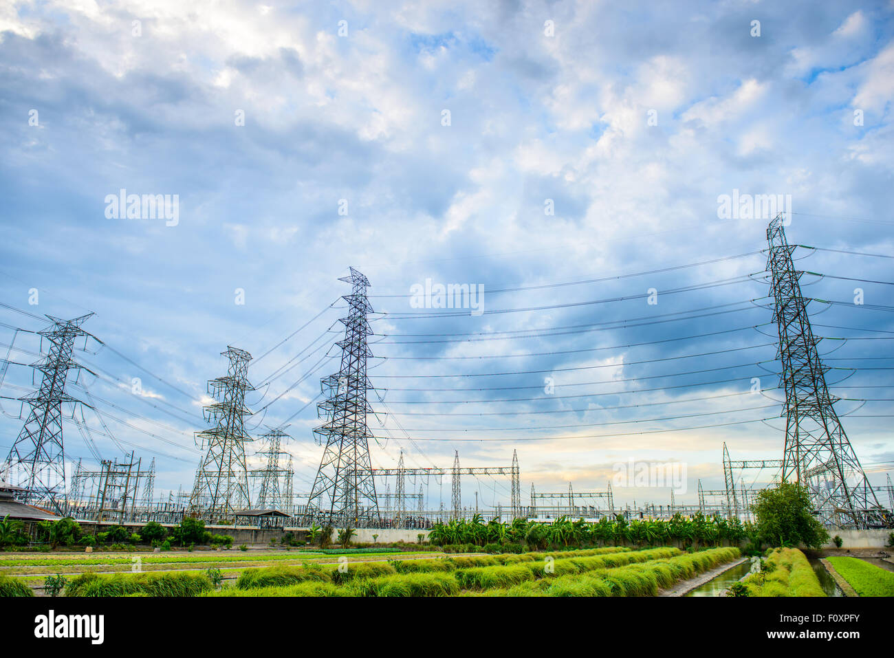 high-voltage-post-F0XPFY.jpg