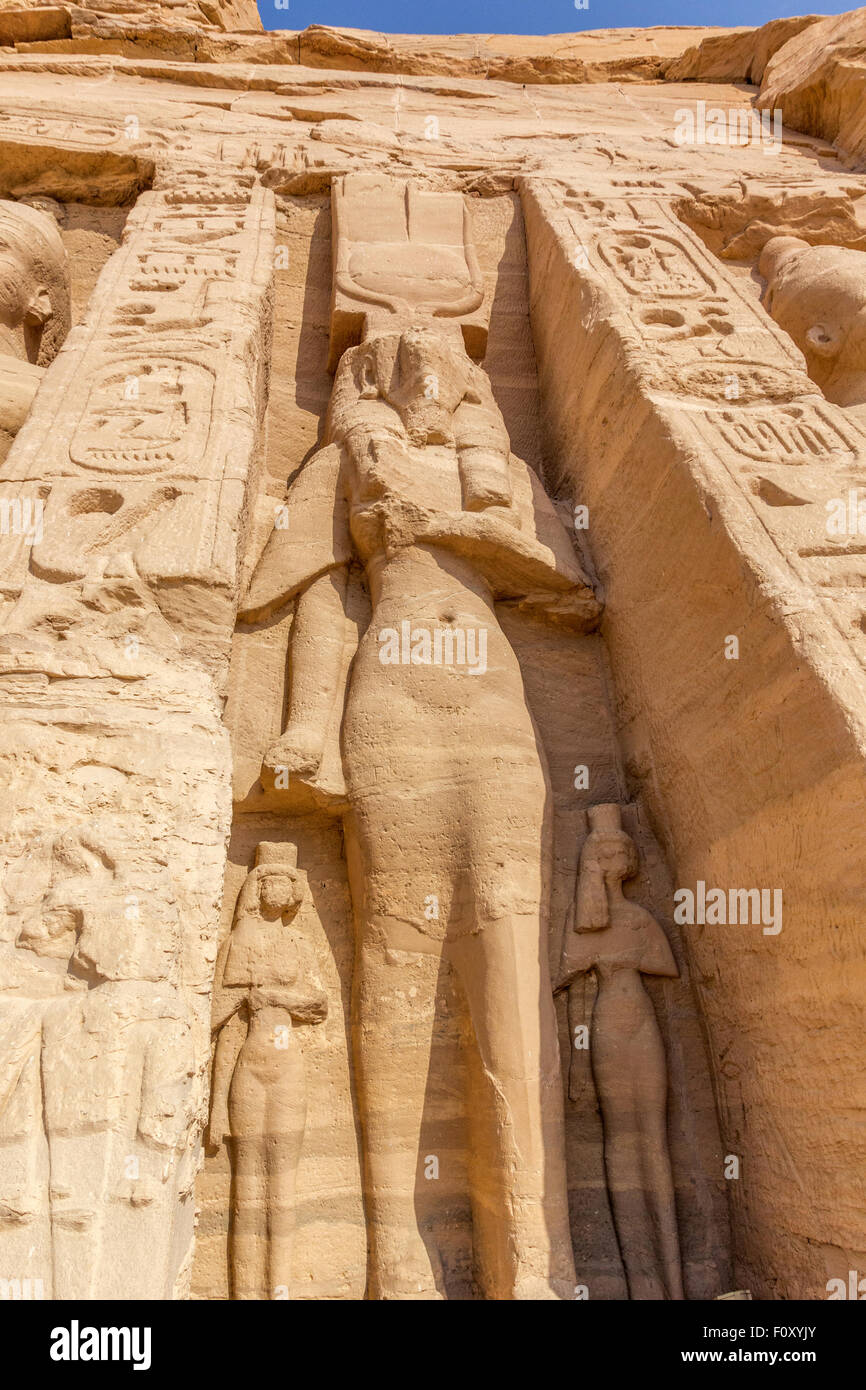 a vertical view of a sculpture of Hathor of the temple of Nefertari. Abu Simbel, Nubia, Egypt Stock Photo