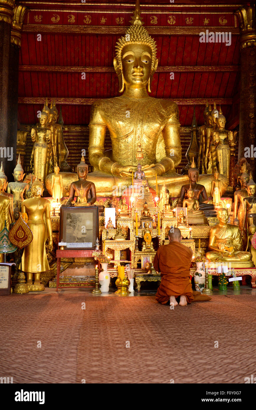 Buddhist monk praying hi-res stock photography and images - Alamy