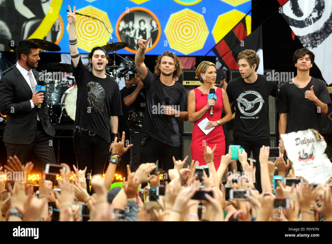 New York City. 21st Aug, 2015. ABC anchors Jesse Palmer(L) and Amy Robach(C) pose with Michael Clifford, Ashton Irwin, Luke Hemmings and Calum Hood of 5 Seconds Of Summer on ABC's 'Good Morning America' at Rumsey Playfield, Central Park on August 21, 2015 in New York City. © dpa/Alamy Live News Stock Photo