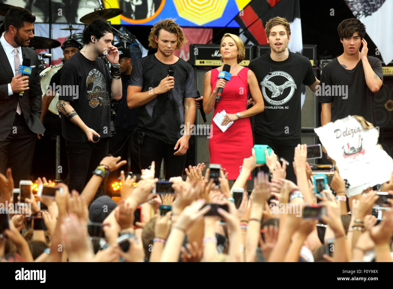 New York City. 21st Aug, 2015. ABC anchors Jesse Palmer(L) and Amy Robach(C) pose with Michael Clifford, Ashton Irwin, Luke Hemmings and Calum Hood of 5 Seconds Of Summer on ABC's 'Good Morning America' at Rumsey Playfield, Central Park on August 21, 2015 in New York City. © dpa/Alamy Live News Stock Photo