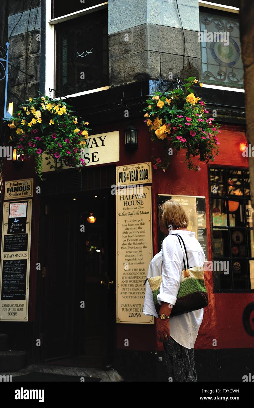 Edinburgh, Scotland, UK. 23rd August, 2015. Halfway House, the smallest pub in Edinburgh Credit:  Tony Clerkson/Alamy Live News Stock Photo