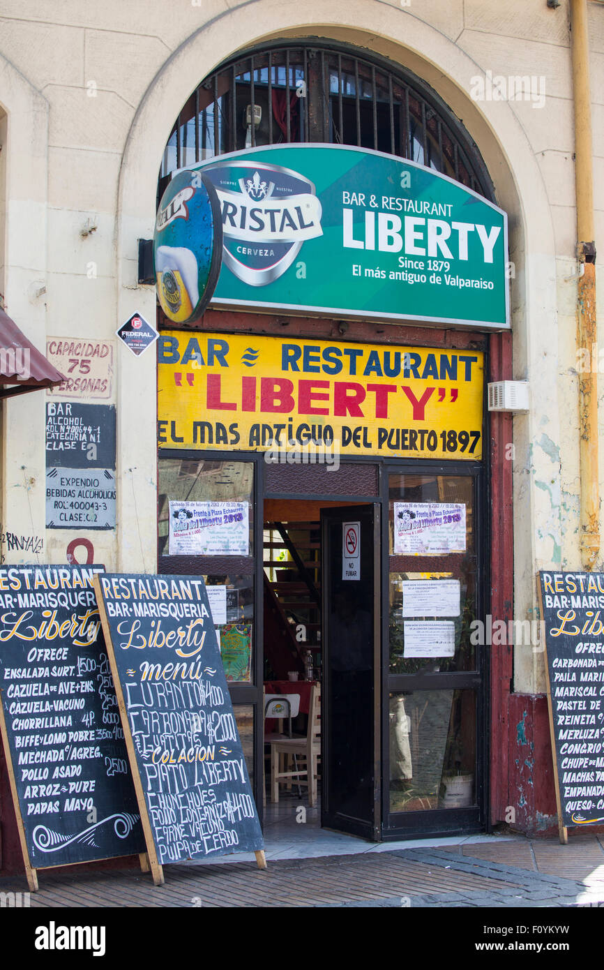 elfbar nachfüll pod läuft aus Liberty bar and restaurant, Valparaiso, Chile Stock Photo