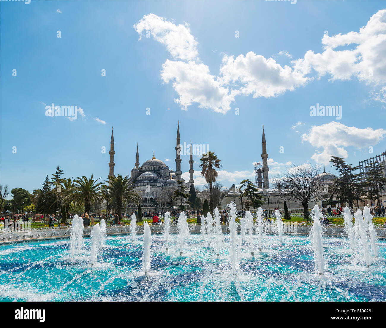 Blue Mosque, Sultan Ahmet Camii, fountain in Sultanahmet Park ...