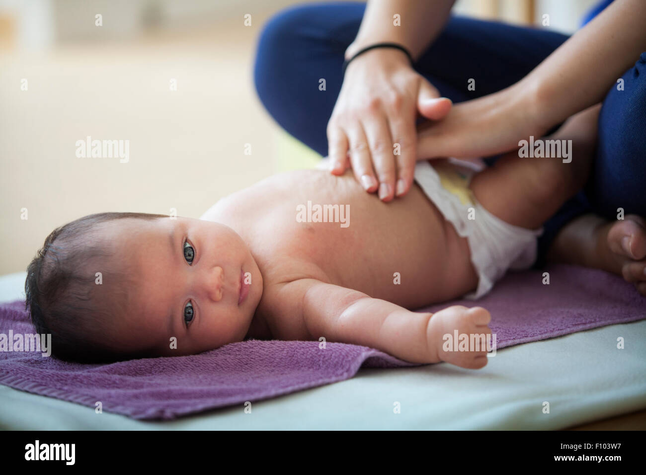 Ребенок пукает с запахом. Вздутый живот у новорожденного. Массаж живота для новорожденных. У новорожденного газики в животе.