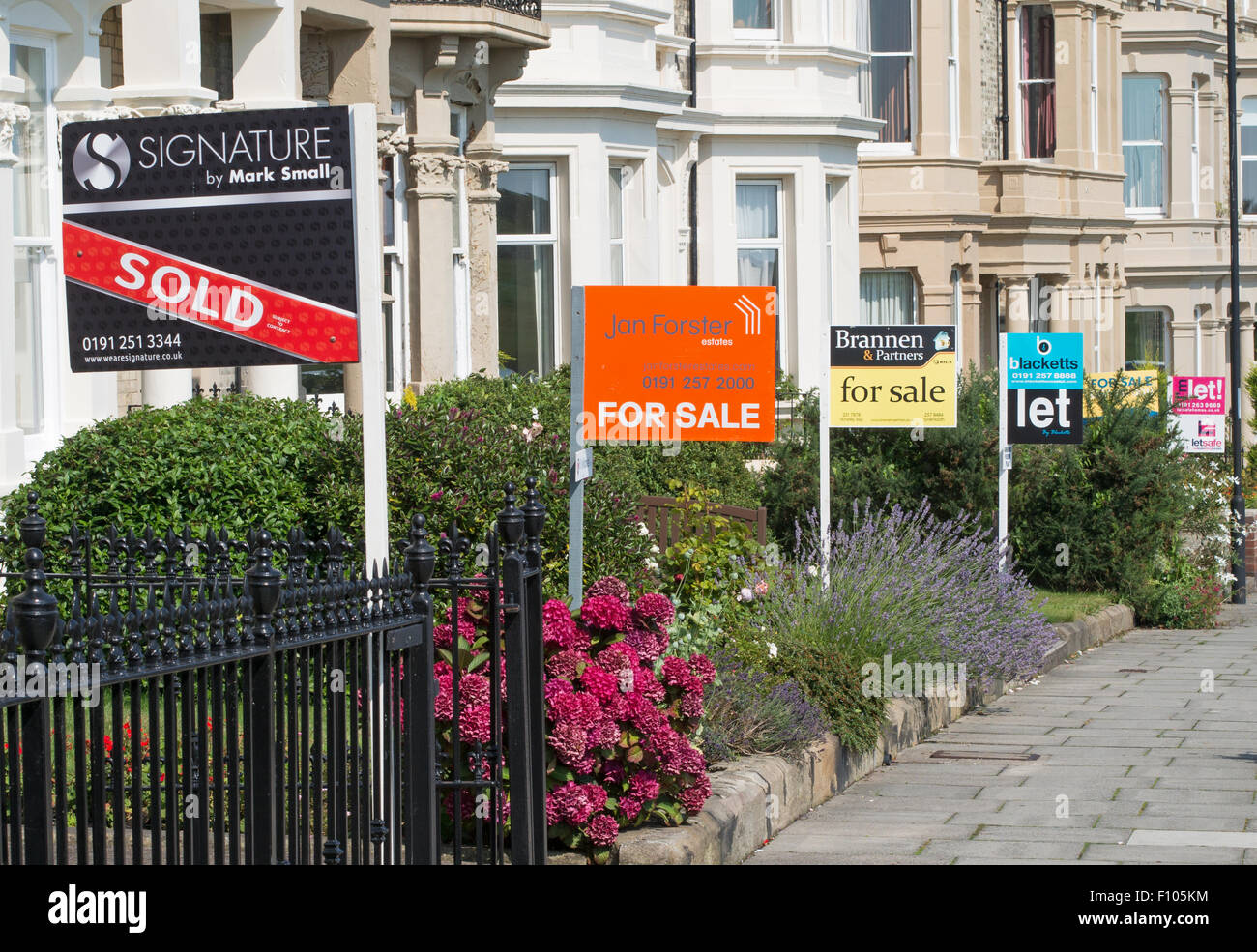 For sale signs uk hires stock photography and images Alamy