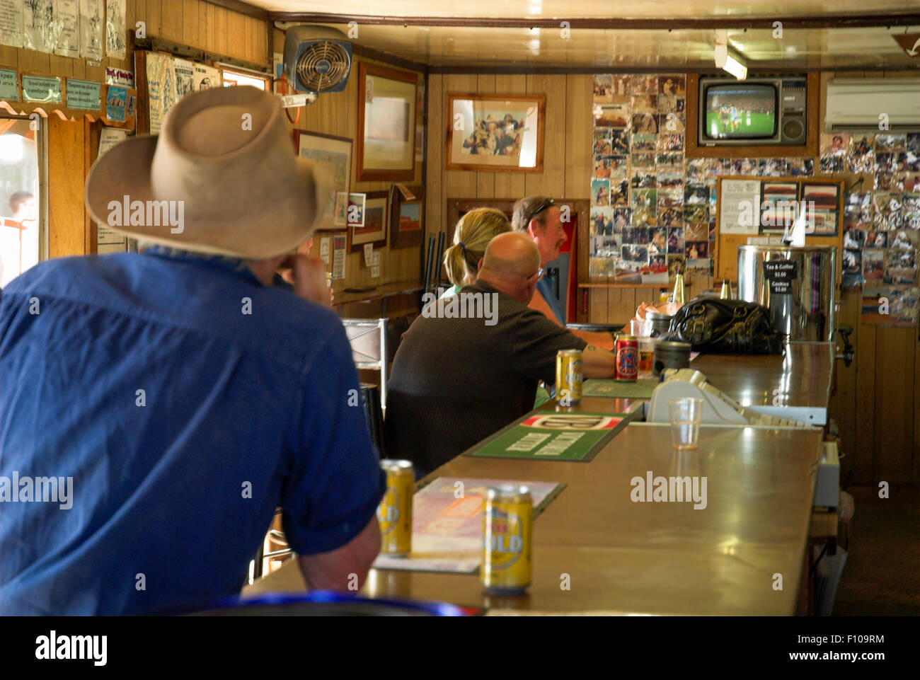 Watching the 2007 AFL (Australian Rules Football) Grand Final in the bar at the remote Curtin Springs Roadhouse, Central Australia Stock Photo