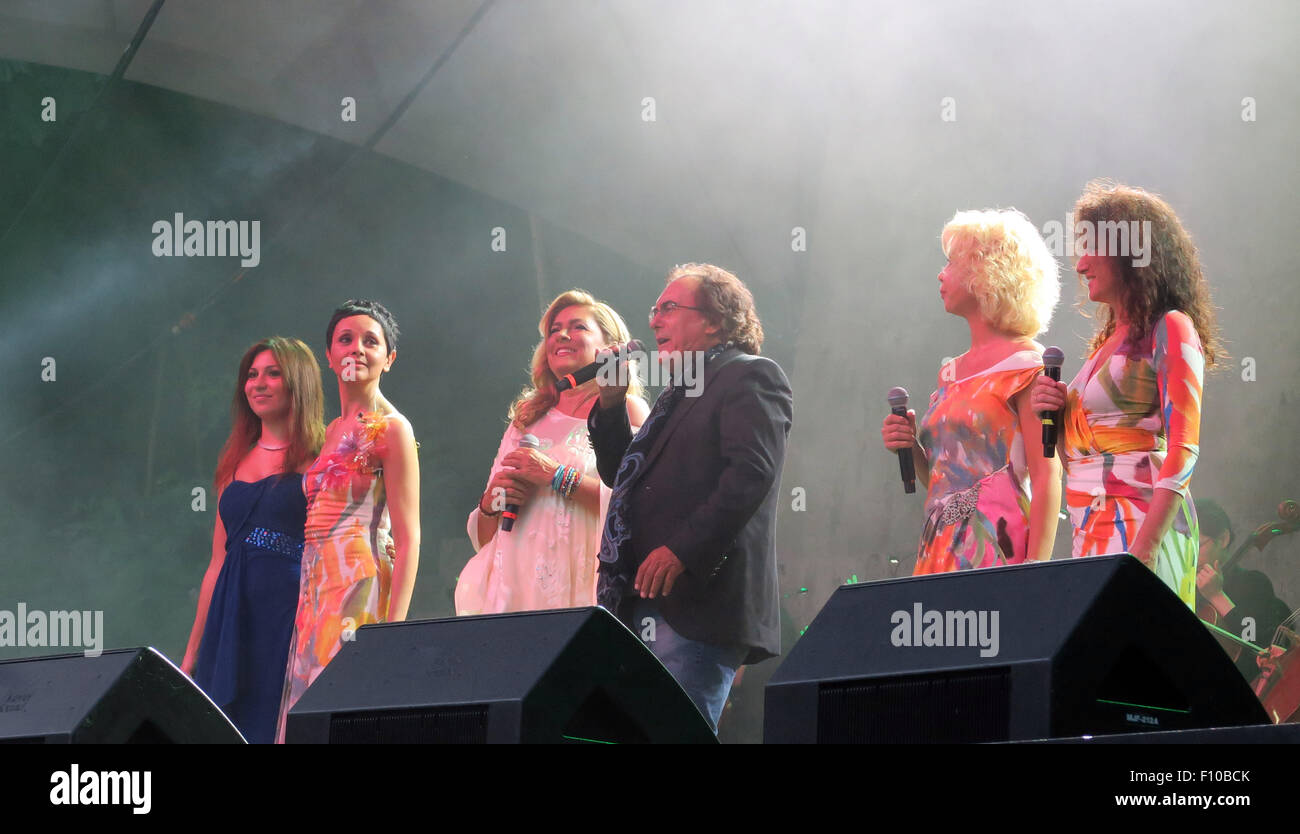 Berlin, Germany. 22nd Aug, 2015. Singer Albano Carrisi alias Al Bano and Romina Power (C) perform at the Waldbuehne in Berlin, Germany, 22 August 2015. The two shared a stage for the fist time in 20-years. Photo: Xamax/dpa - NO WIRE SERVICE -/dpa/Alamy Live News Stock Photo