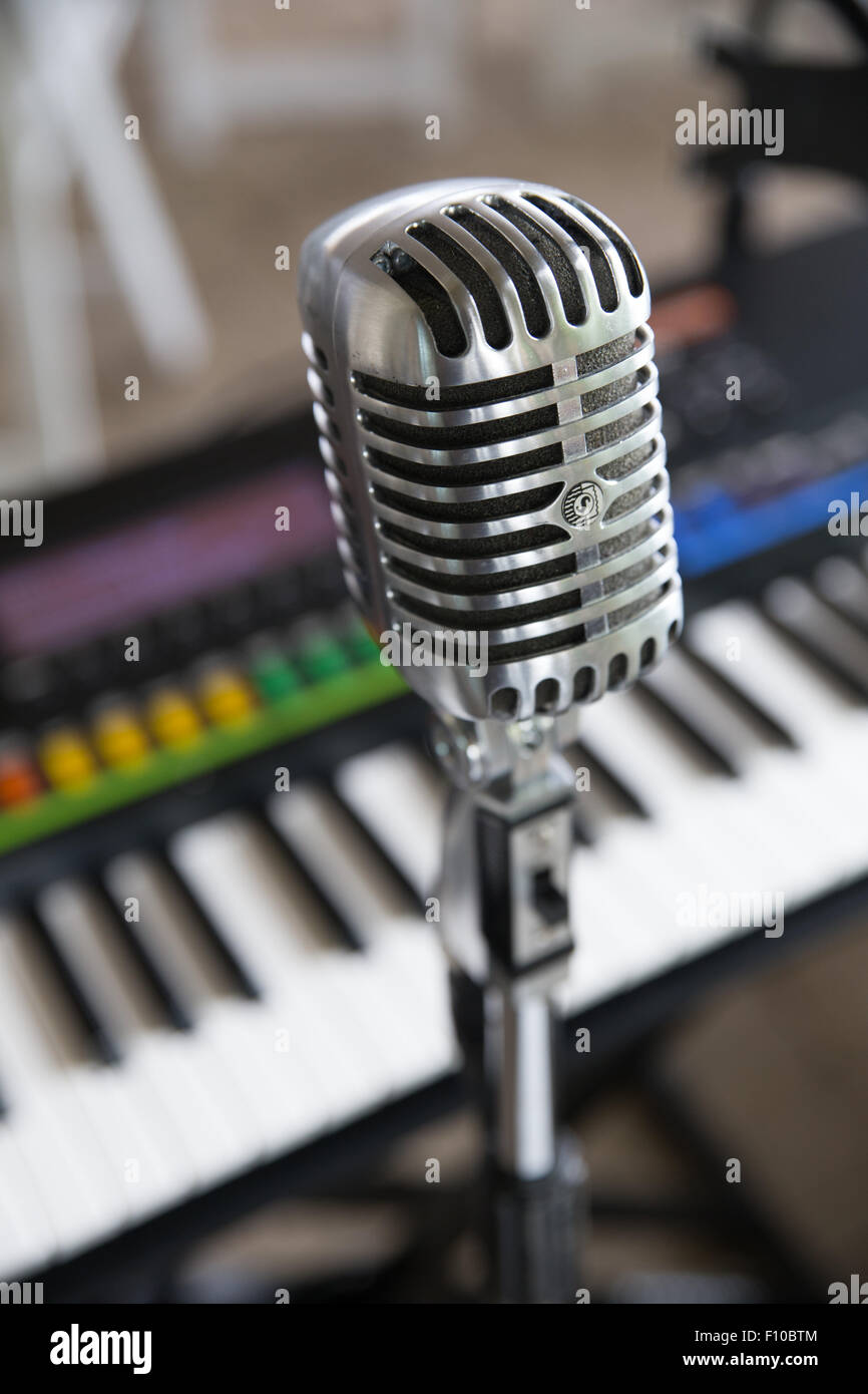 Silver mic hi-res stock photography and images - Alamy