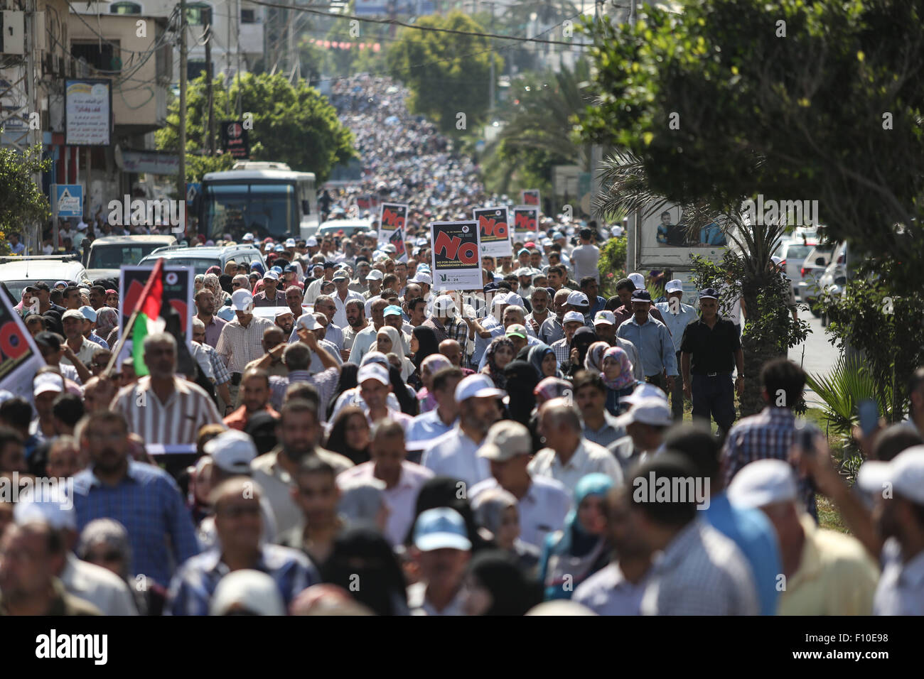Gaza. 24th Aug, 2015. Thousands of Palestinian United Nations workers protest against measures that the organization has taken to overcome an acute financial crisis outside the UN Relief and Works Agency (UNRWA) Gaza headquarter in Gaza City, Aug. 24, 2015. Credit:  Wissam Nassar/Xinhua/Alamy Live News Stock Photo