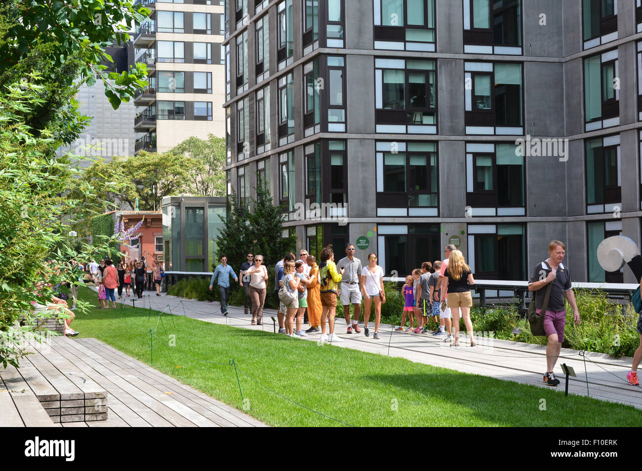 People walking the High Line in Manhattan Stock Photo - Alamy