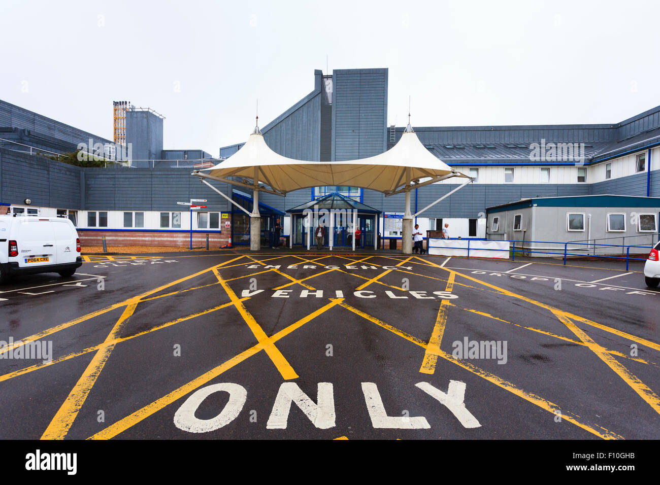Emergency vehicles only cross hatching road markings outside hospital Stock Photo
