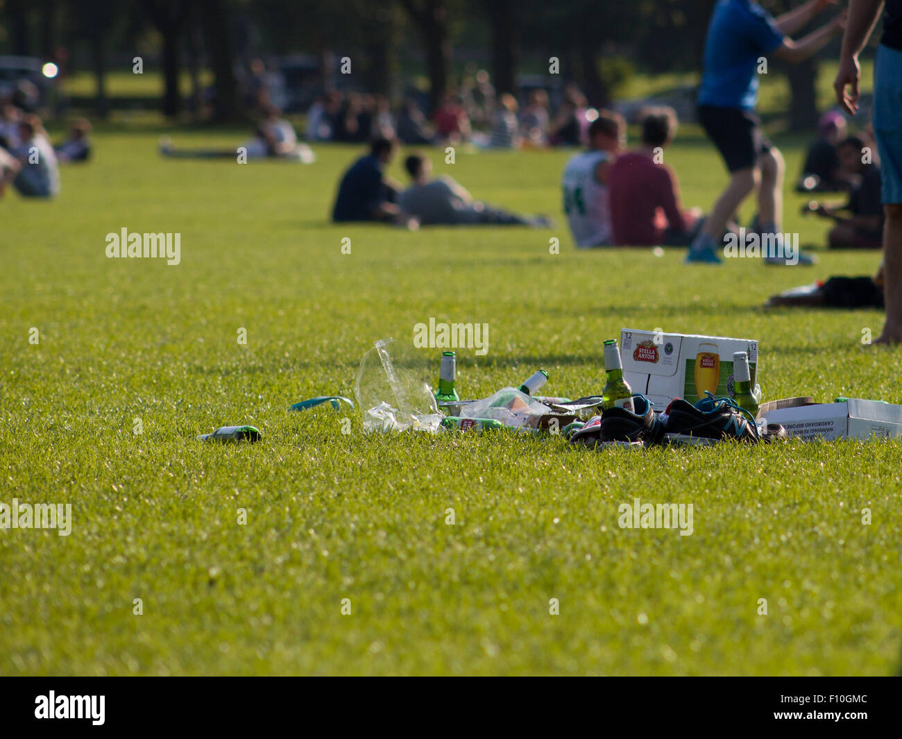 Edinburgh festival rubbish hi-res stock photography and images - Alamy