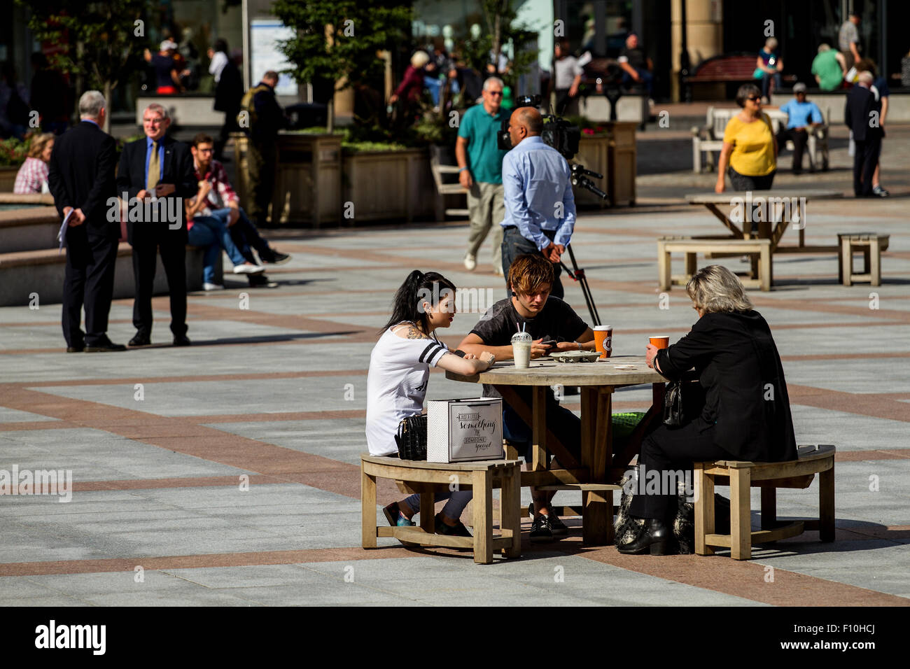 Dundee, Tayside, Scotland, UK, August 24th 2015. Weather: Indian summer sweeping across Dundee. People sitting outside pubs, cafés and restaurants enjoying the glorious late summer weather in Dundee with Minimum Temperature 17°C. Credit:  Dundee Photographics / Alamy Live News Stock Photo