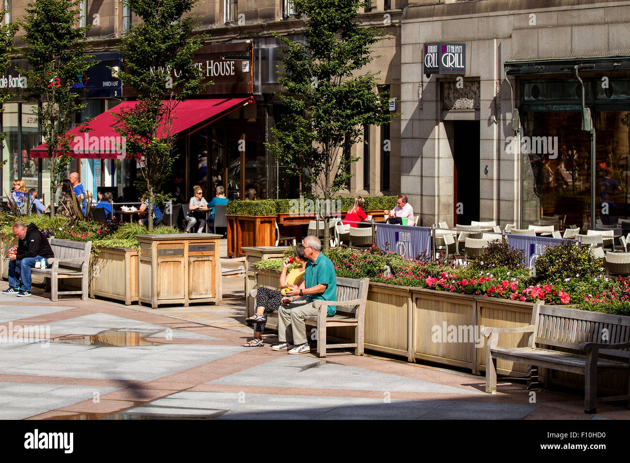 Dundee, Tayside, Scotland, UK, August 24th 2015. Weather: Indian summer sweeping across Dundee. People sitting outside pubs, cafés and restaurants enjoying the glorious late summer weather in Dundee with Minimum Temperature 17°C. Credit:  Dundee Photographics / Alamy Live News Stock Photo