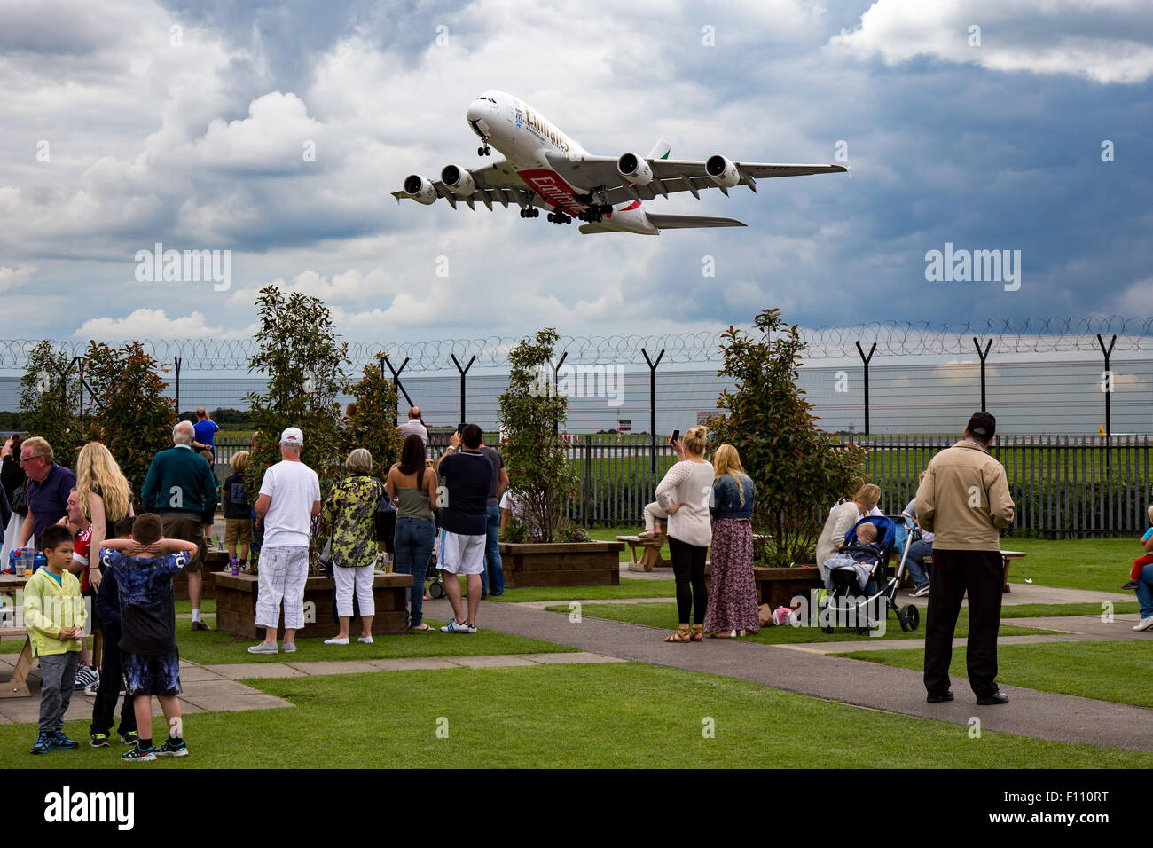 Manchester airport pub hi res stock photography and images Alamy