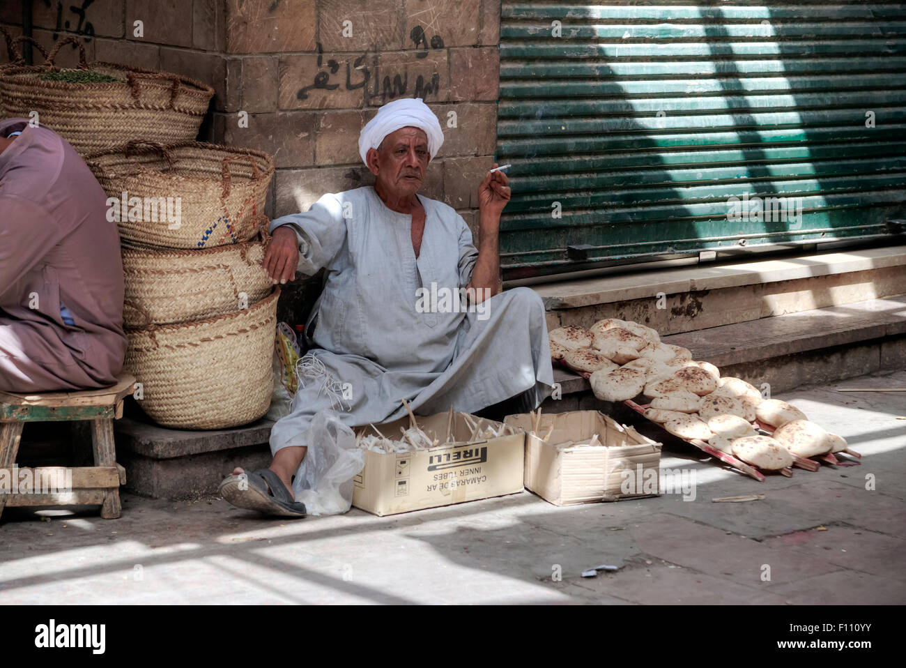 old man selling flat bread in the Souk of Aswan, Egypt Stock Photo