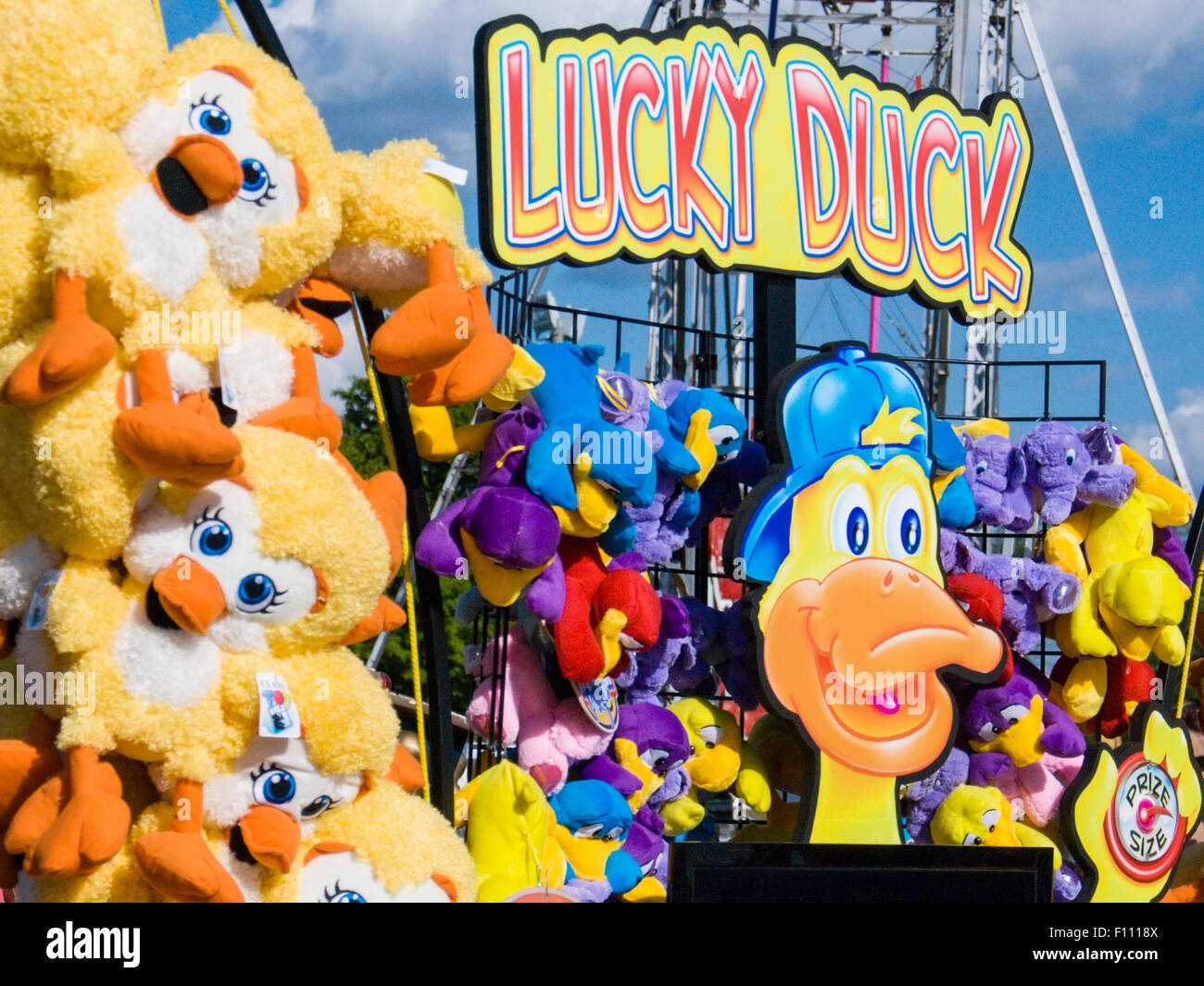 https://c8.alamy.com/comp/F1118X/lucky-duck-carnival-game-prizes-F1118X.jpg