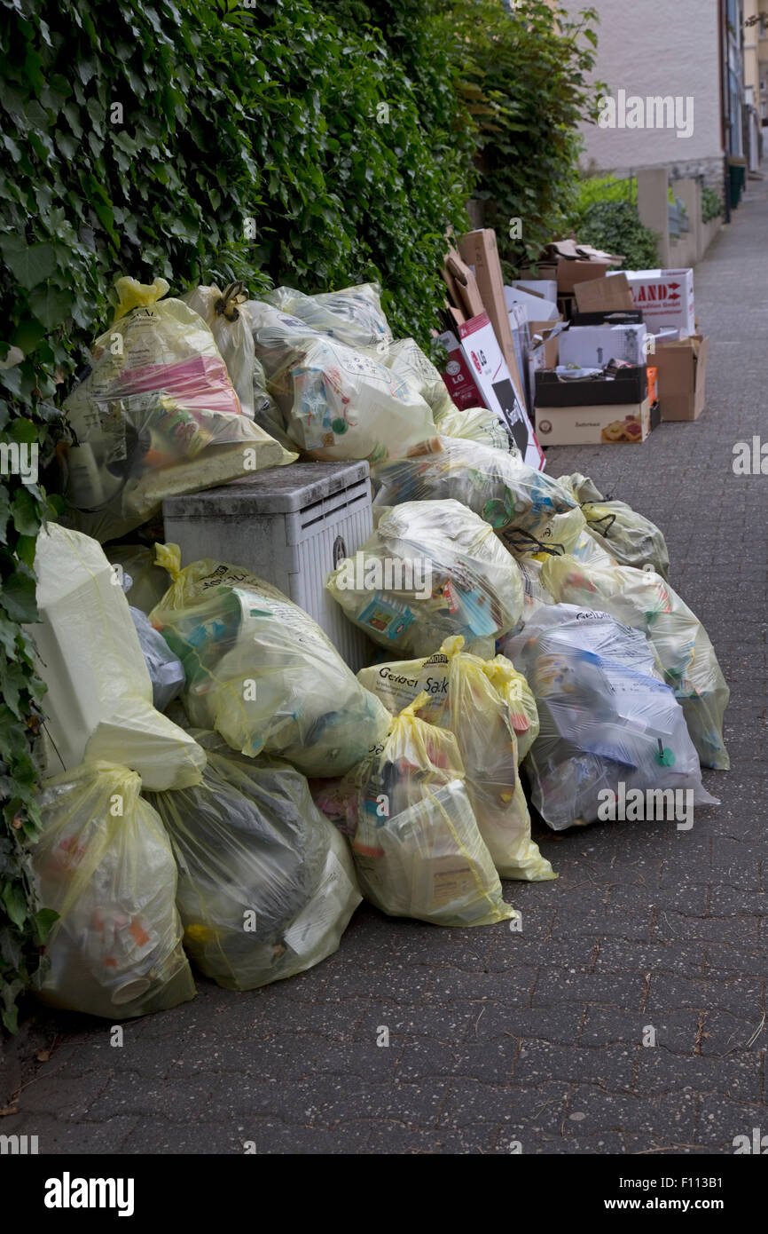 Rubbish on street hi-res stock photography and images - Alamy