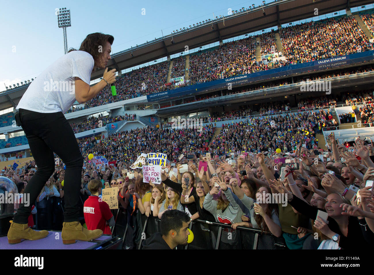 One Direction Performing Live On Stage At Ullevi In Gothenburg Featuring One Direction Harry Styles Where Gothenburg Sweden When 23 Jun 15 Stock Photo Alamy