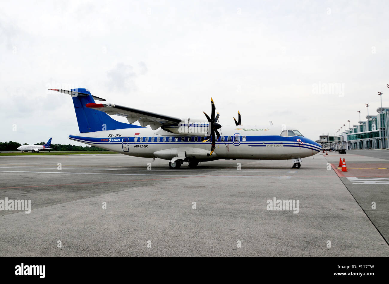 Twin turboprop hi-res stock photography and images - Alamy