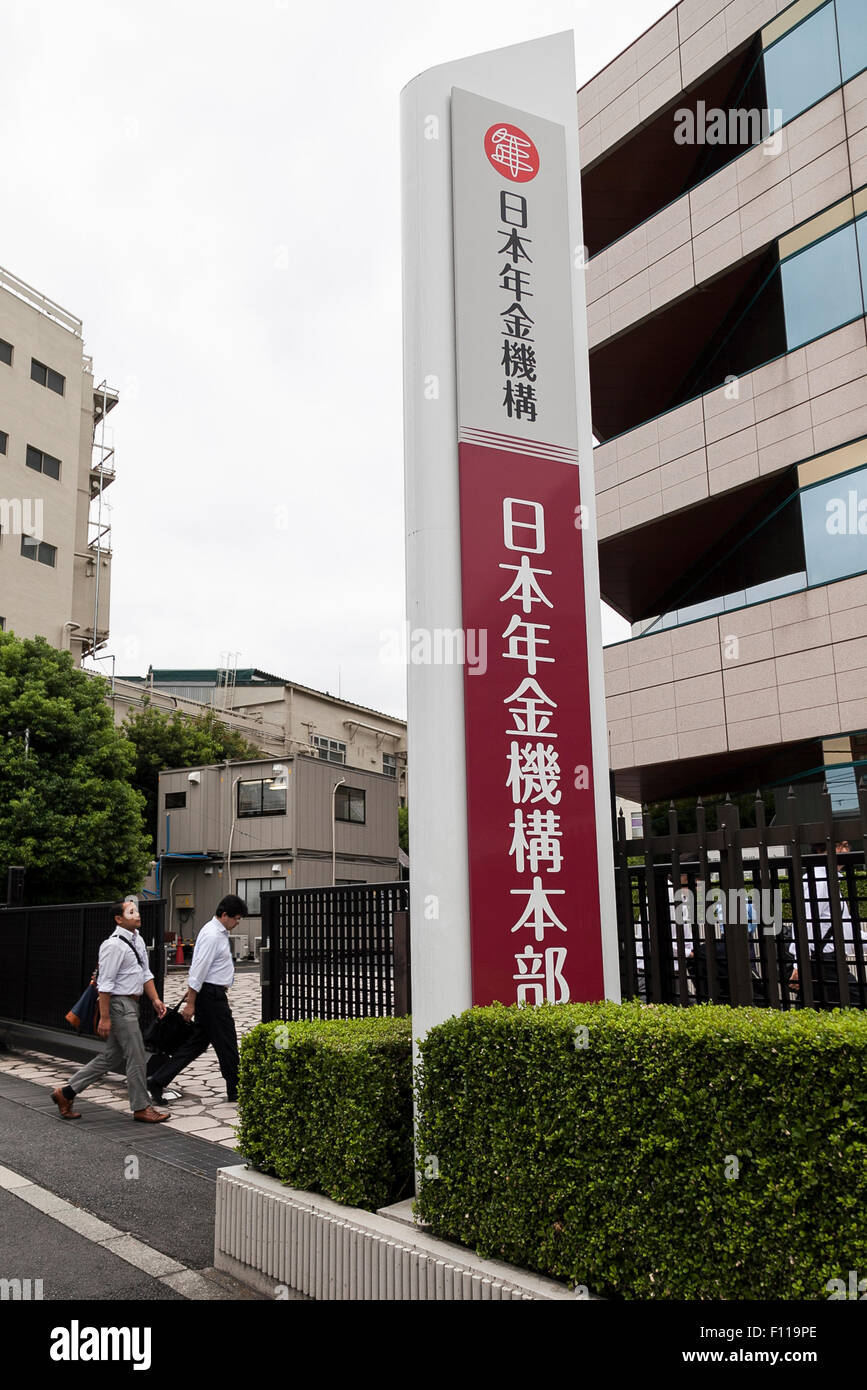 People enter to the Japan Pension Service (JPS) building in Tokyo, Japan on August 25, 2015. In May hackers who tapped into the pension system stole personal data for 1.25 million people with a classic ploy called a ''targeted email attack'' disguised as a health ministry document. According to the JPS, a total of 124 targeted e-mails carrying a virus from May 8 to 20 were opened, causing 31 computers to be infected and the leak of the personal data of 1.25 million people. © Rodrigo Reyes Marin/AFLO/Alamy Live News Stock Photo