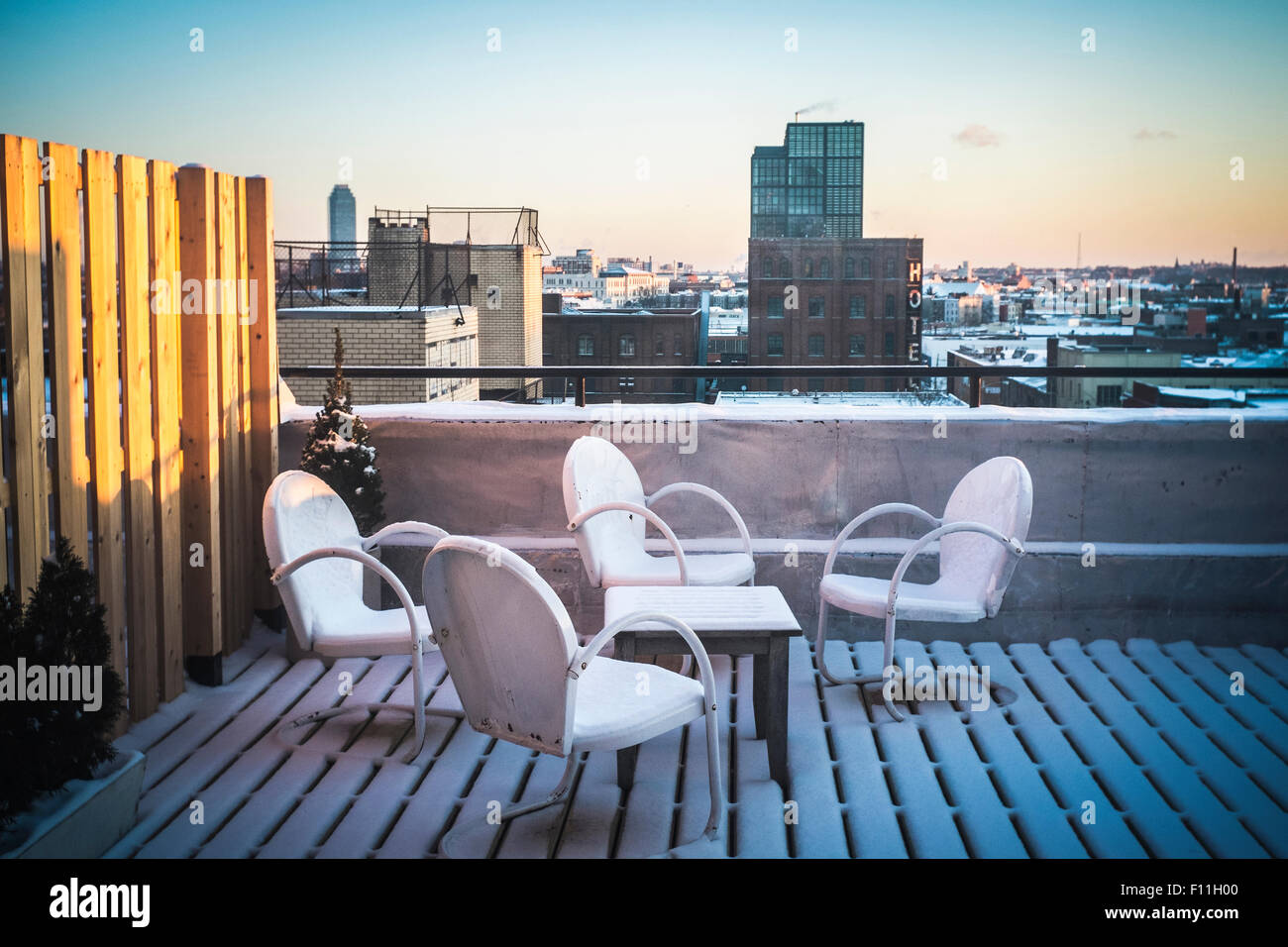 Rooftop new york patio hires stock photography and images Alamy